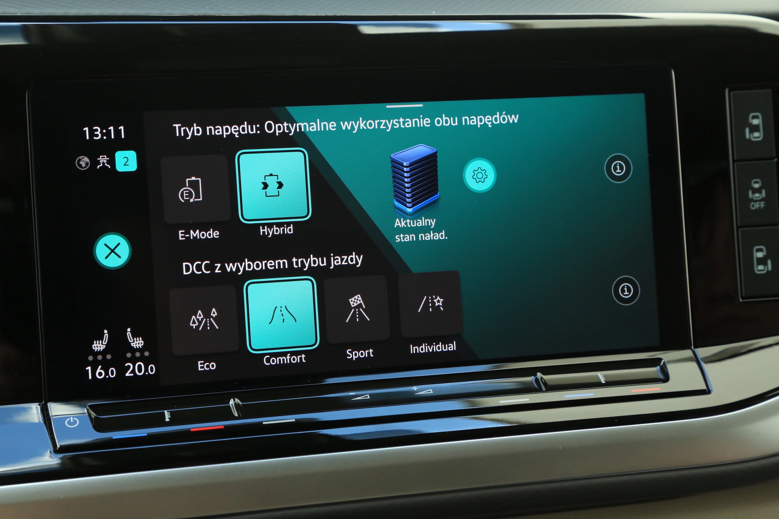 Multivan ma dwa tryby pracy układu hybrydowego (elektryczny i hybrydowy), w tym drugim można też ustawić ładowanie akumulatora. Podtrzymanie stanu baterii nie zawsze działa jak należy.