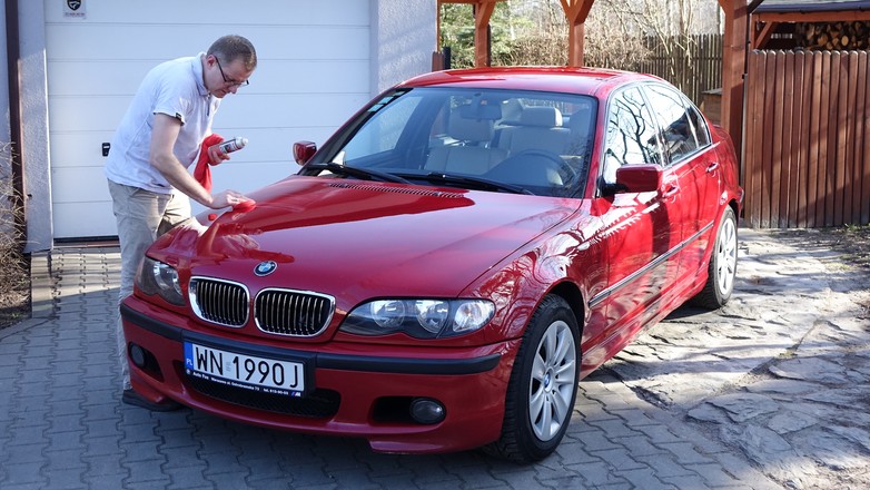 Najlepsze efekty – i ładny wygląd auta, i dobre zabezpieczenie lakieru – osiągniemy, zabezpieczając lakier tuż po polerowaniu. Są to jednak dwa osobne procesy