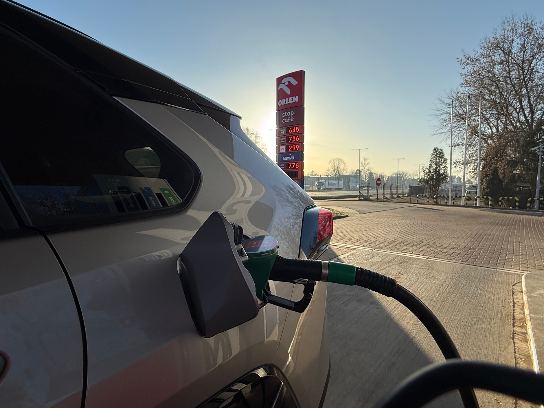 Przed rozpoczęciem tankowania lepiej dotknąć czegoś metalowego, by pozbyć się nagromadzonego ładunku