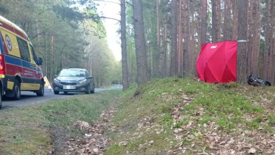 Motocyklista uderzył w drzewo. Tragedia na drodze