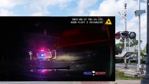 Zostawili radiowóz z aresztowaną na torach. Pociąg nie mógł wyhamować 