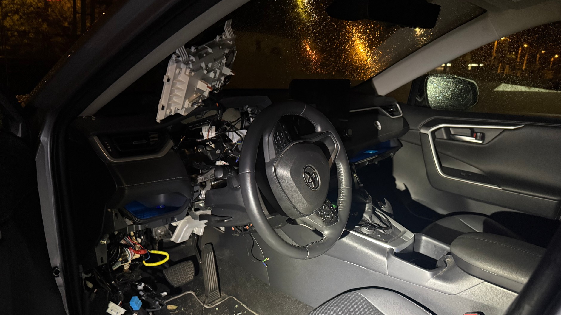 Samochód po próbie ktradzieży przez złodziei-amatorów