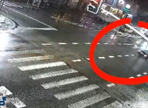 Potrącił pieszego na pasach, kiedy obaj mieli zielone światło. Mężczyzna trafił do szpitala [WIDEO]