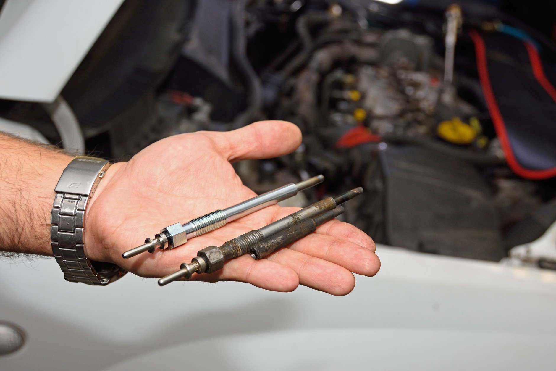 Na siłę, na szybko! Skutek? Urwane świece czy wtryskiwacze. Czasem warto zaaplikować chemię, odczekać nawet kilka godzin i dopiero wrócić do pracy.