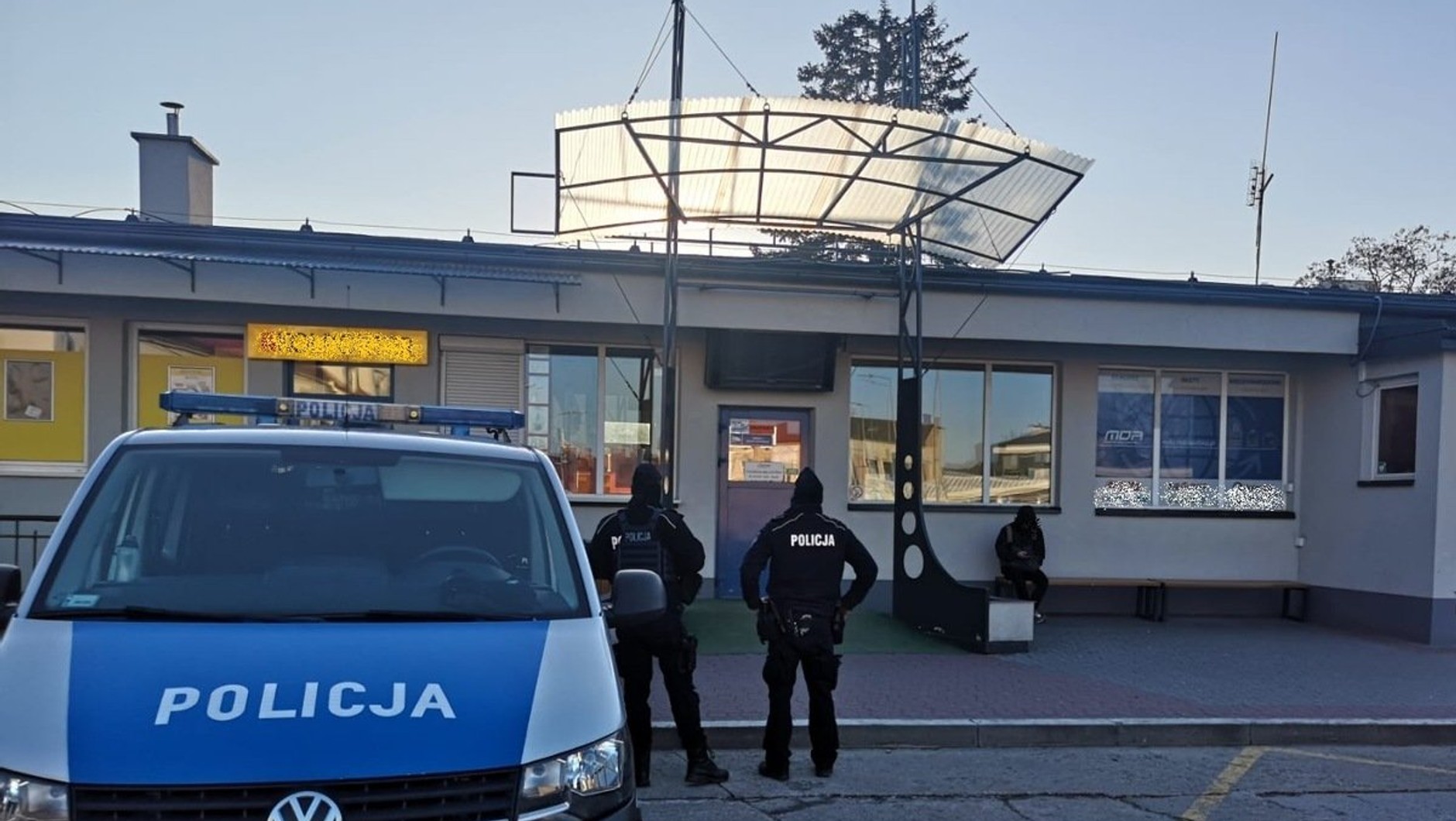 Policjanci patrolowali sądecki dworzec PKS