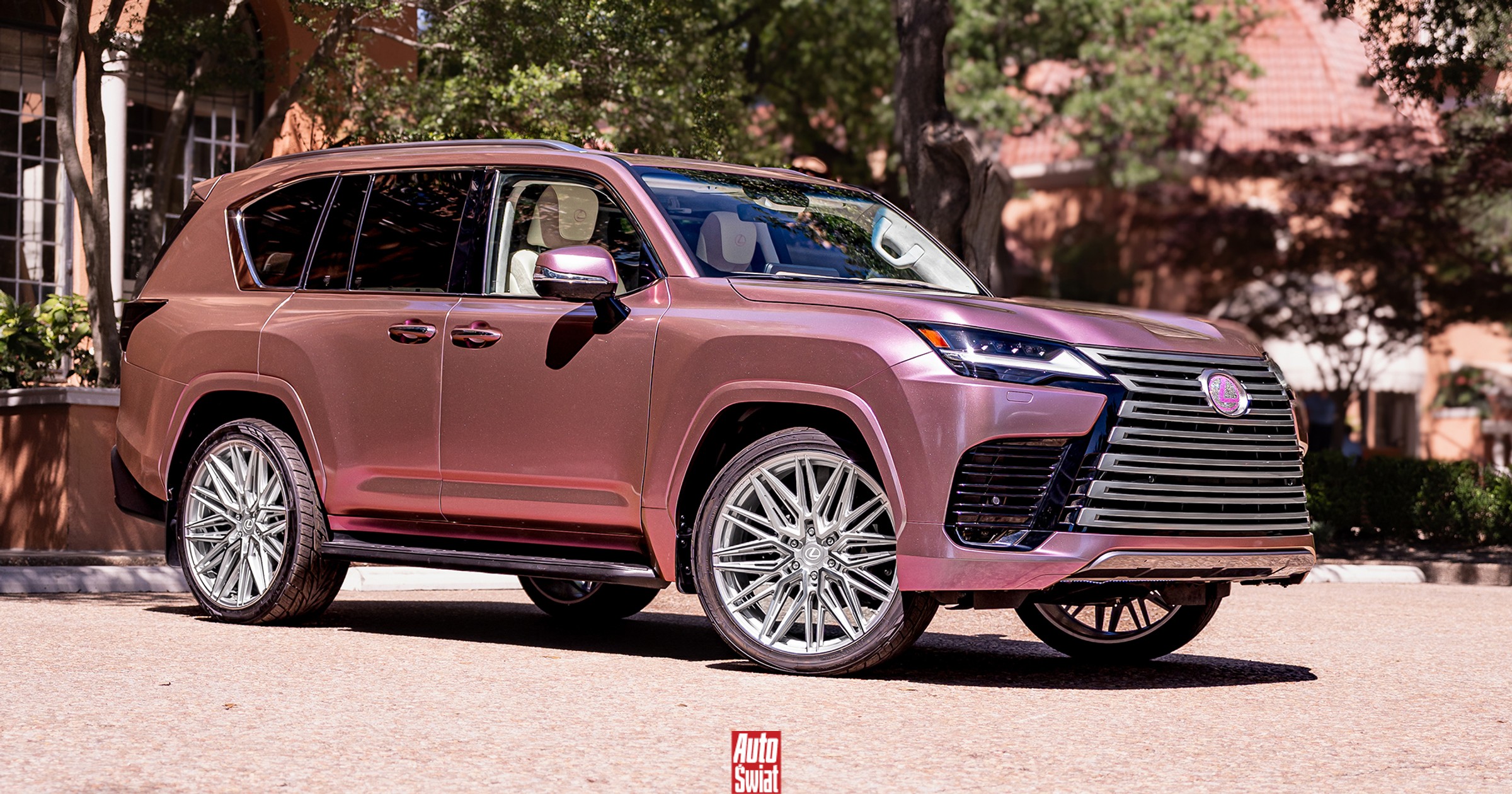 Ten SUV Lexusa jest różowy i ma suszarkę w standardzie. Nie, nie oszalaleli