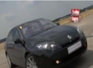 Renault Laguna GT skręca również tyłem
