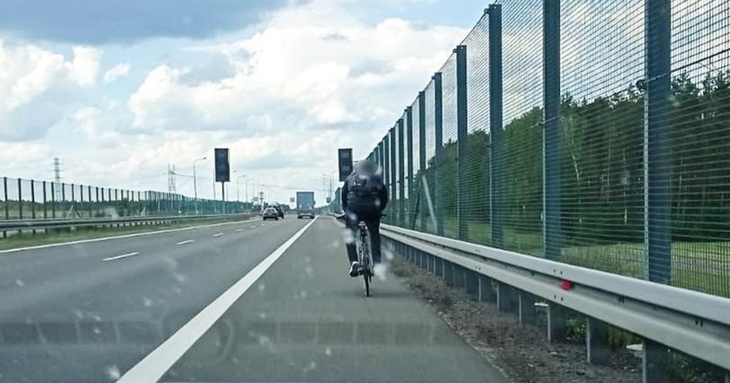 rowerzysta na autostradzie - zdjęcie poglądowe