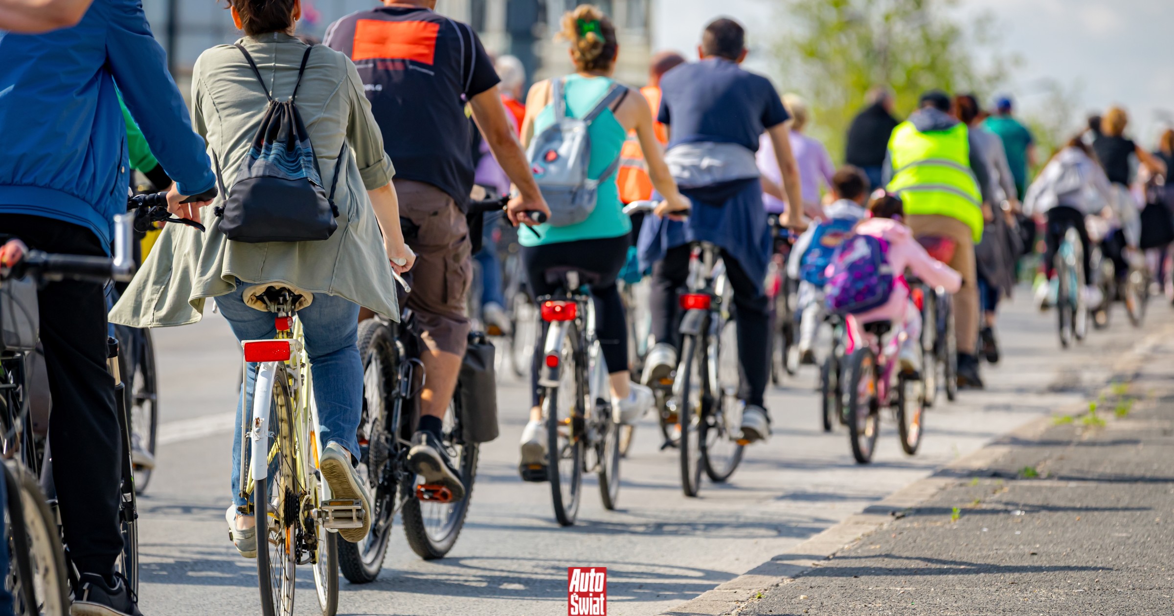 Kolumna rowerowa na polskich drogach. Co naprawdę wolno grupie cyklistów?