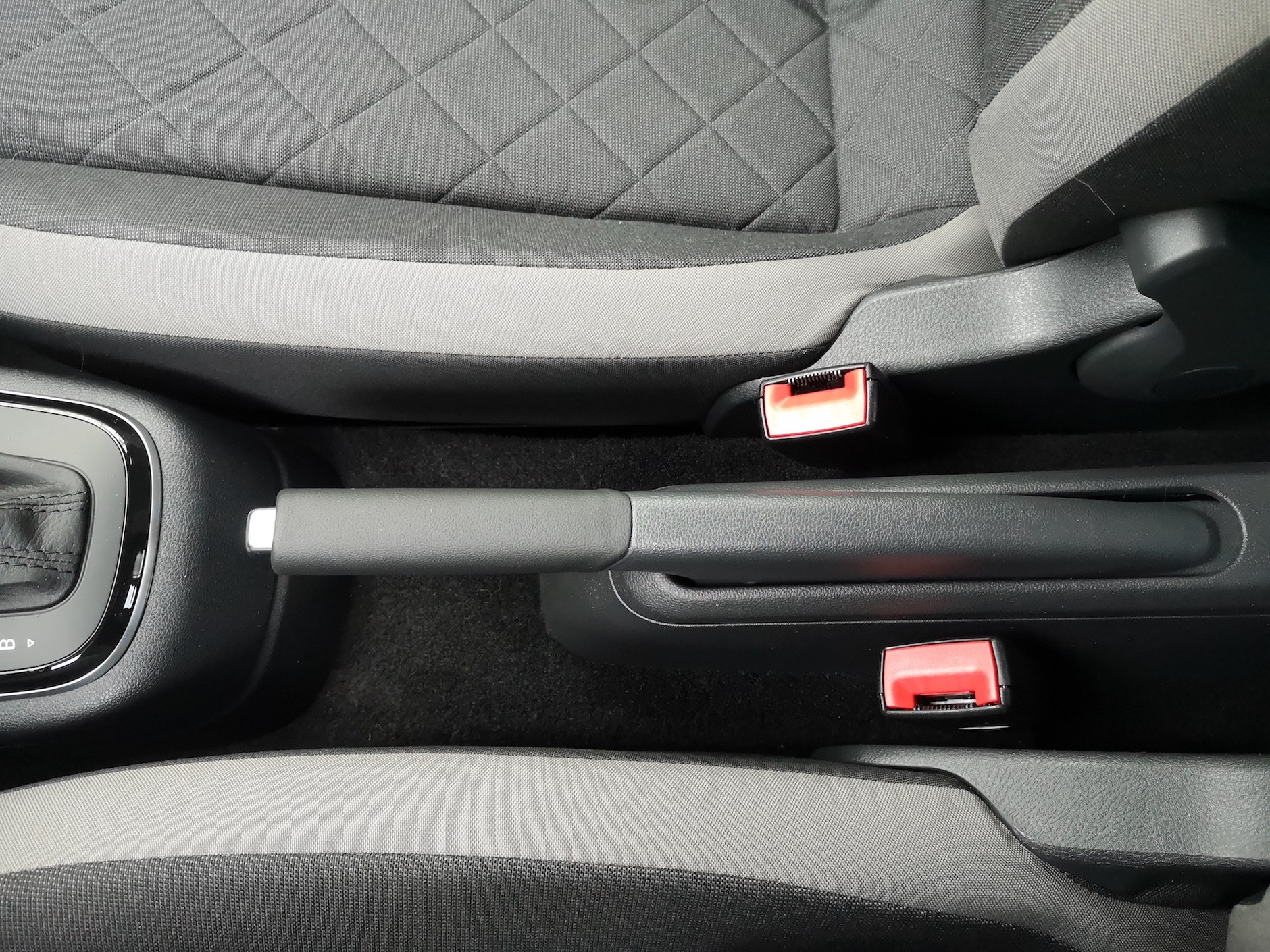 Volkswagen e-Up! Typowy „ręczny” – mechaniczna dźwignia pomiędzy fotelami