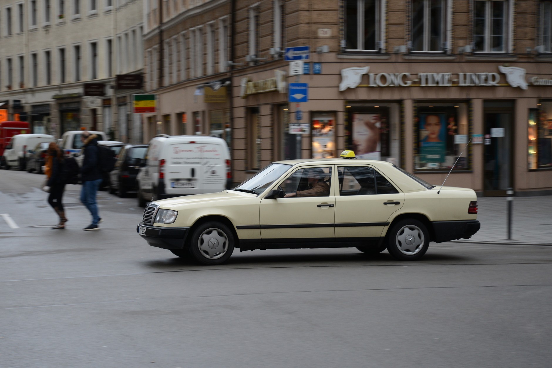 Mercedes W124 jako taksówka w "budyniowym" kolorze