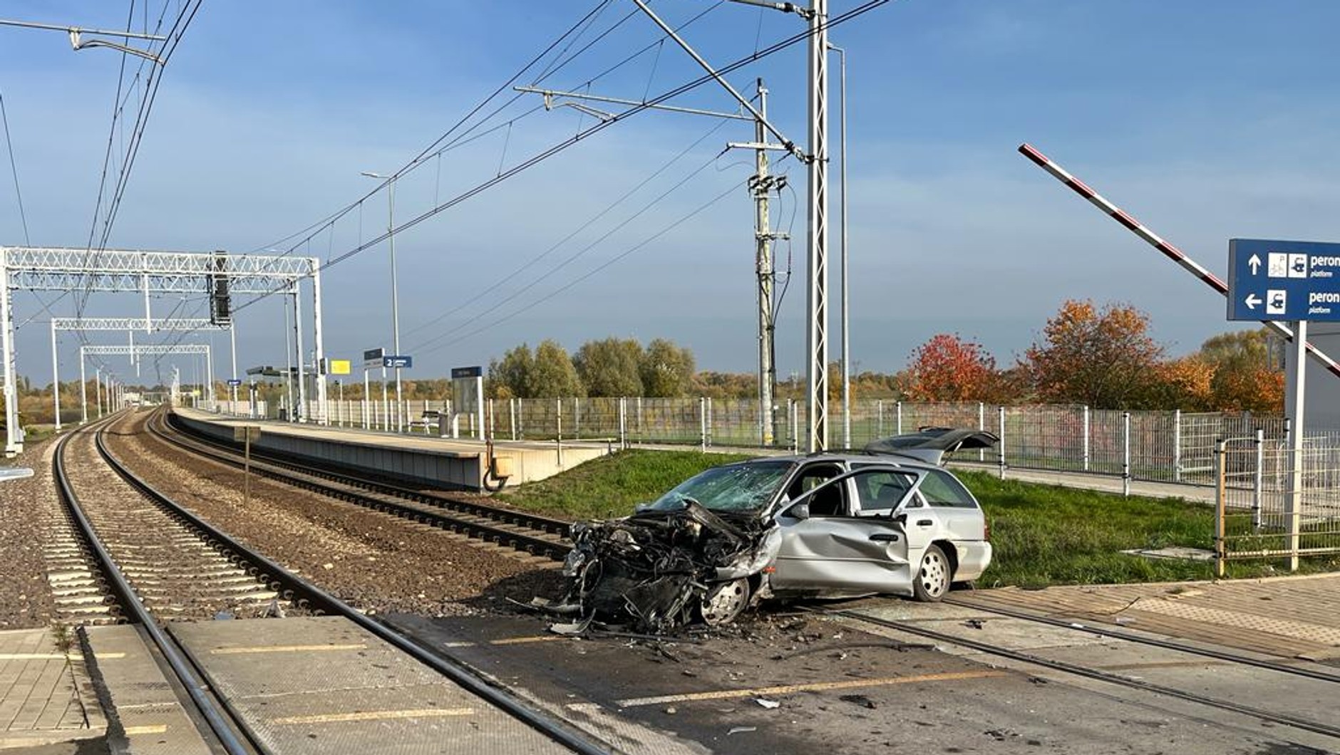 Kierowca Forda wjechał pod jadący pociąg towarowy