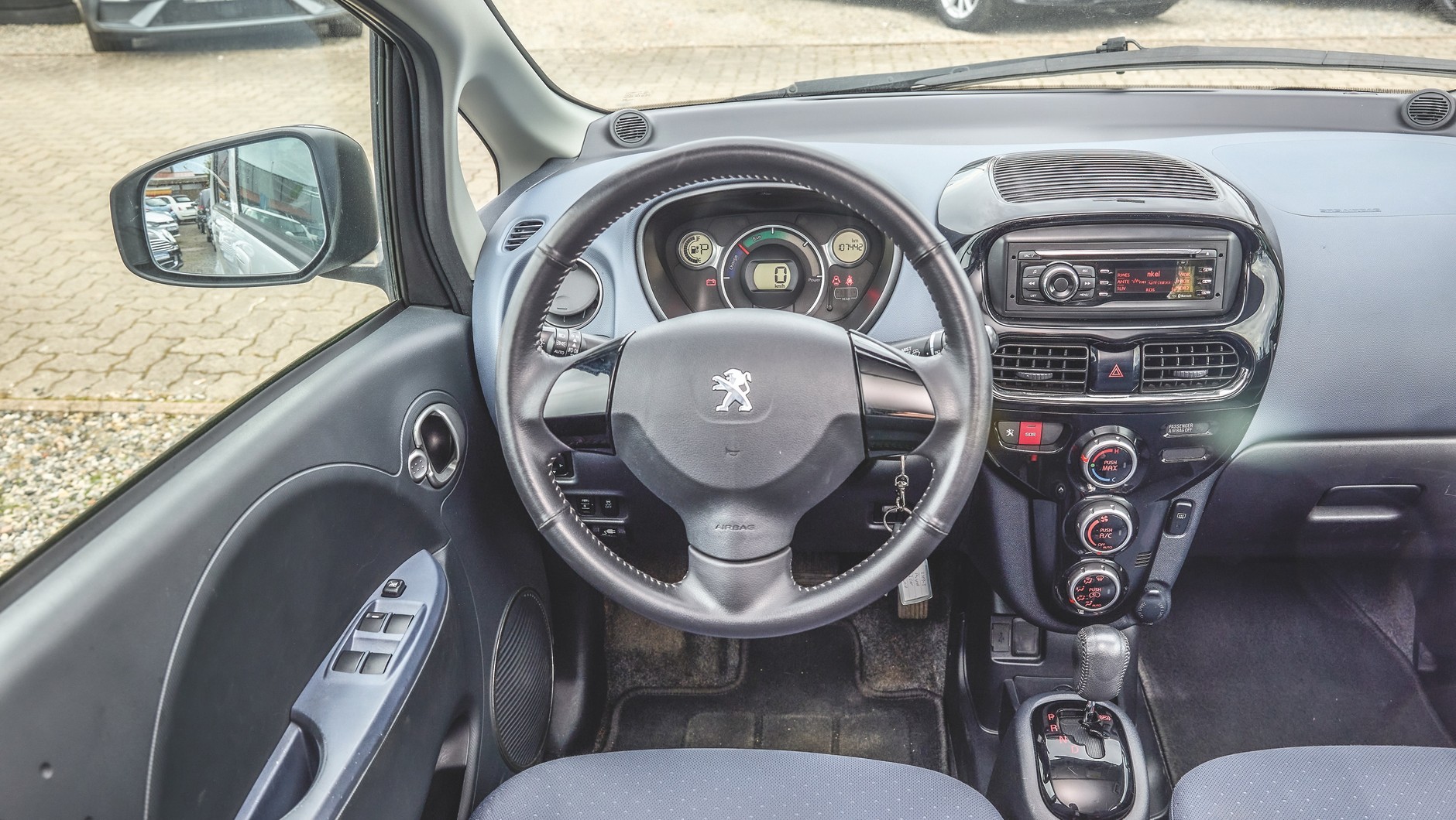 Peugeot iOn: wnętrze jak w tanim, miejskim autku. Tyle że ten samochód kosztował w swoim czasie więcej niż BMW serii 3