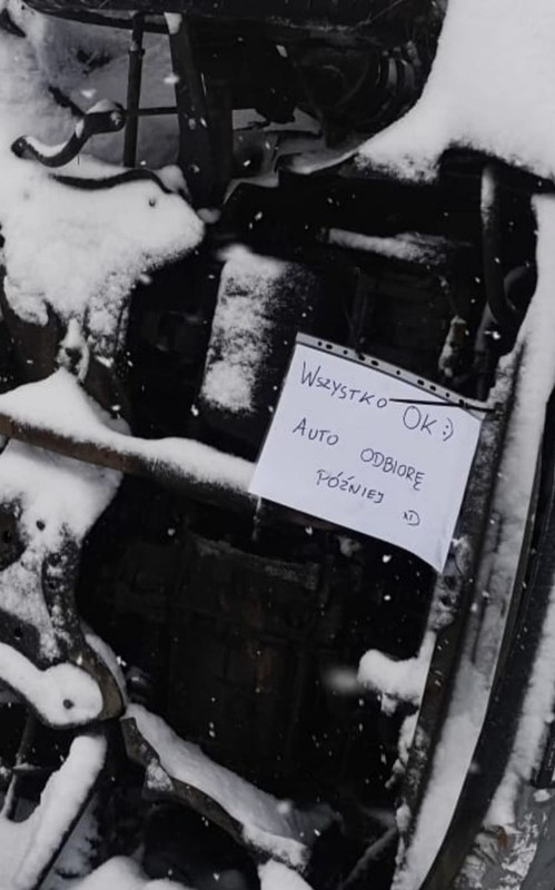 Kartka przyczepiona do wywróconego auta