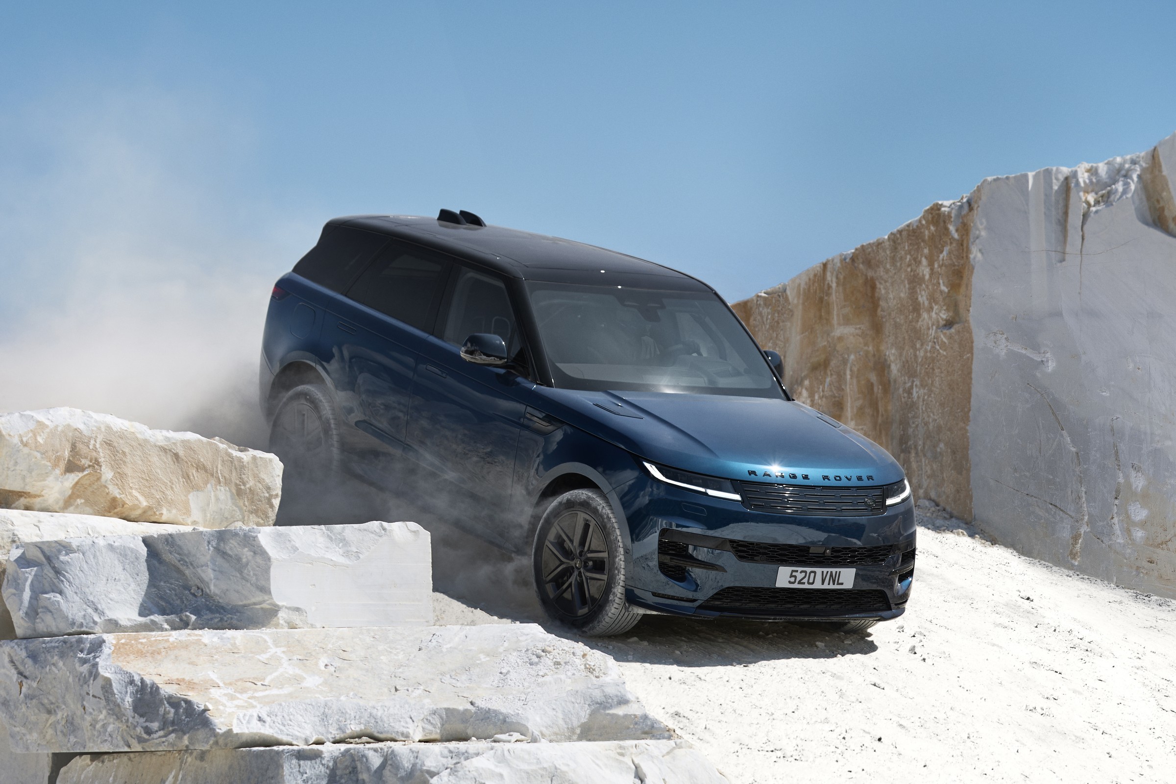 Range Rover Sport Electric oficjalnie. Chwalą się nie tylko mocą i potężnym momentem obrotowym