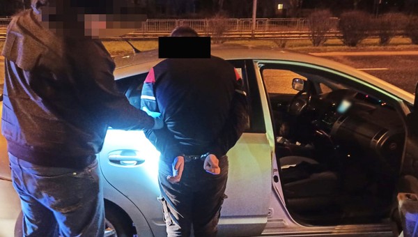 Nerwowa jazda kierowcy przykuła uwagę policjantów. W schowku znaleźli coś, co go pogrążyło