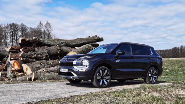 Już jeździłem nowym "wypasionym" rodzinnym japońskim SUV-em. Mitsubishi  Outlander celuje w premium i robi to dobrze