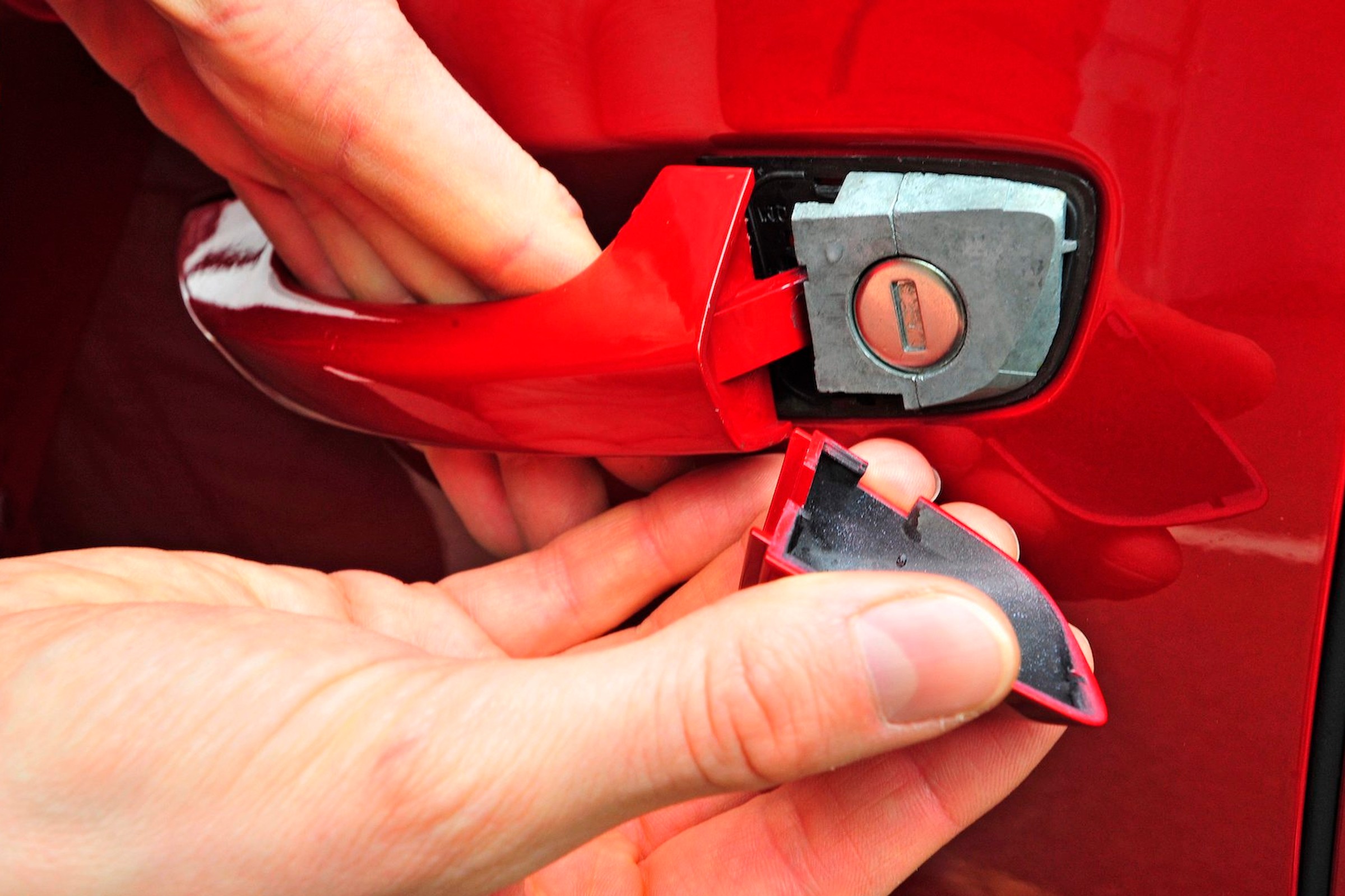 Pilot przestał działać, a w drzwiach samochodu nie ma zamka — co zrobić?