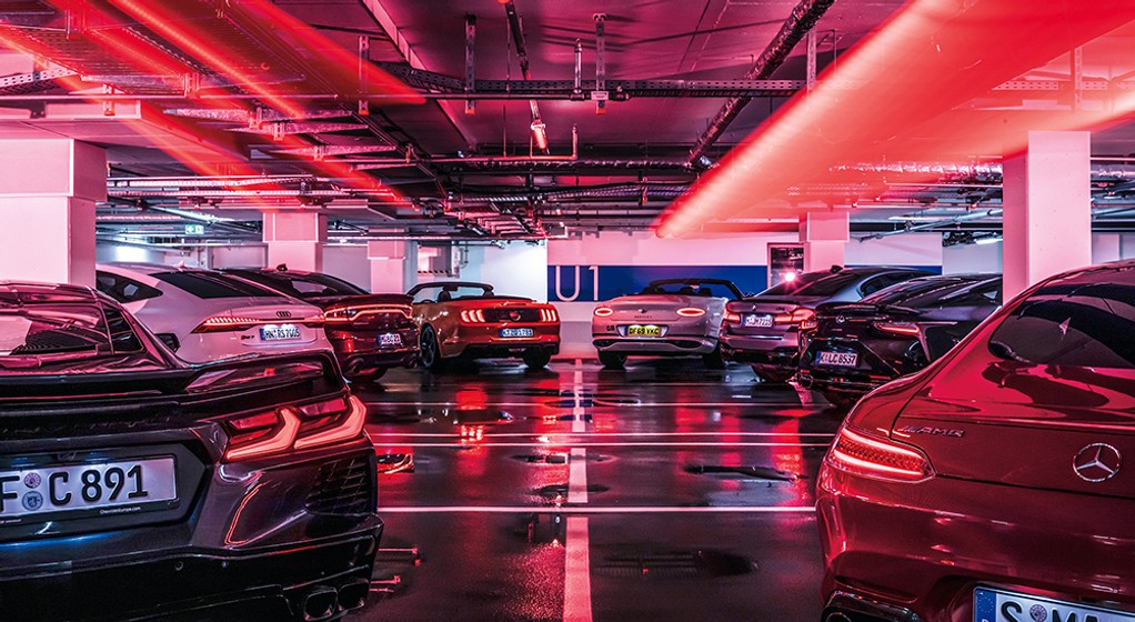 Osiem samochodów z silnikami V8