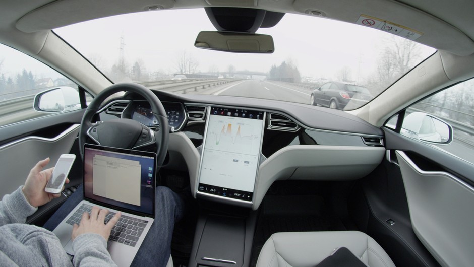 Tesla autopilot - zdjęcie ilustracyjne