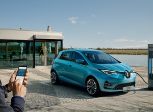 Dopłaty do "elektryków" ruszą w grudniu, zrzucą się na nie wszyscy kierowcy