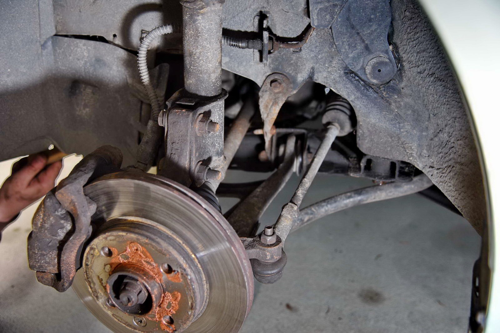 Klocki hamulcowe powinno się wymieniać co 30-50 tys. km, a tarcze co drugą wymianę klocków