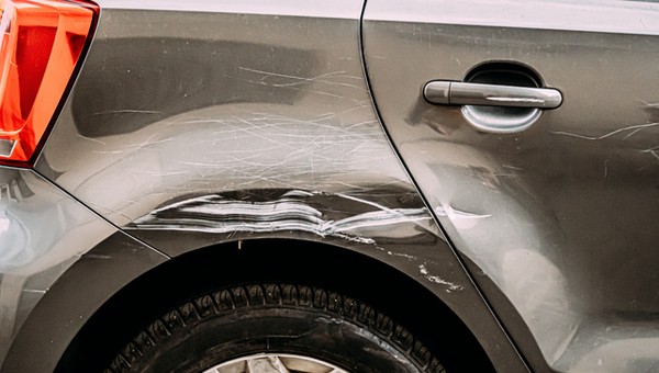 Zarysował czyjś samochód na parkingu i odjechał. Musi zapłacić równowartość swoich trzech emerytur