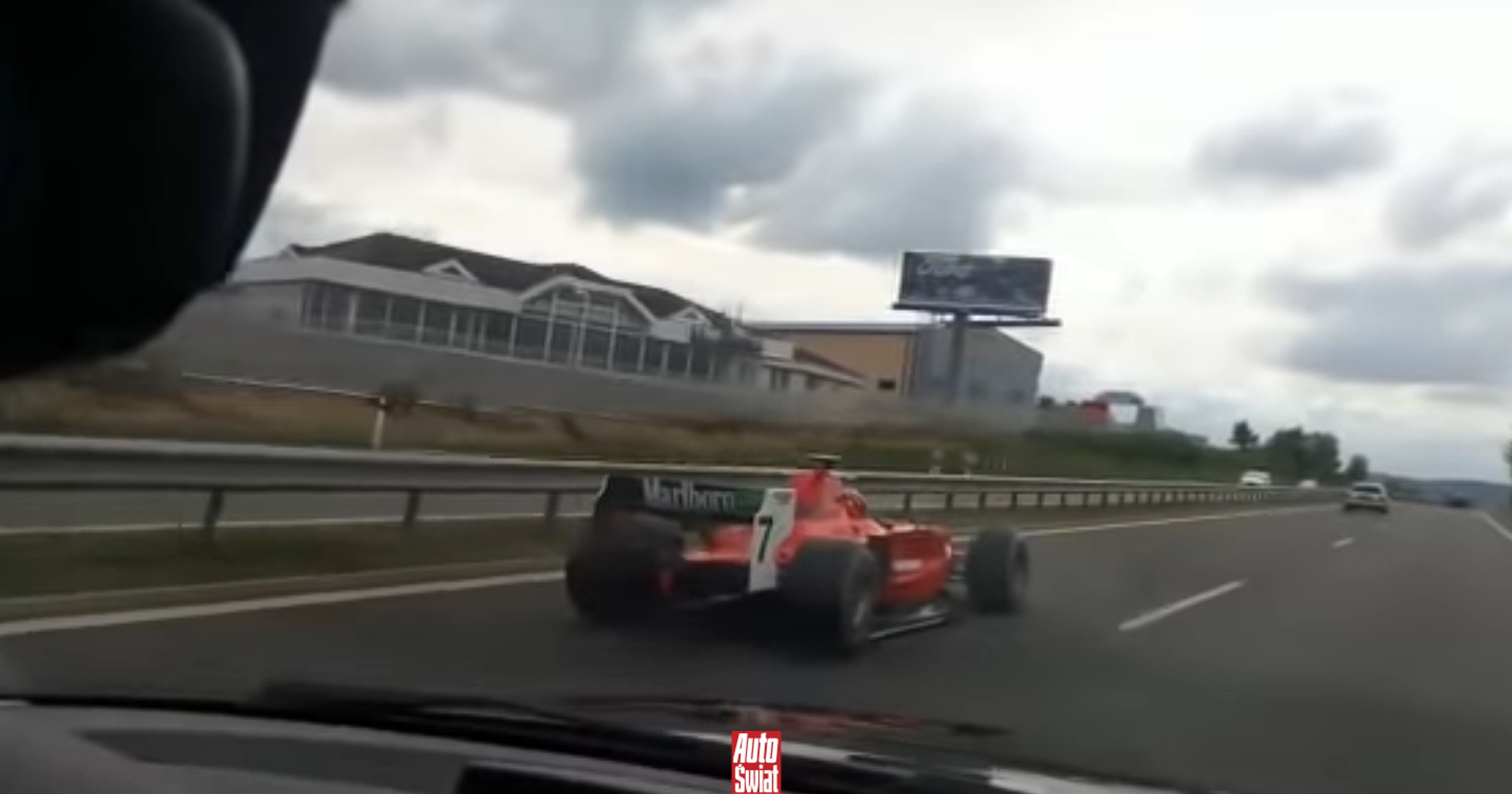 Czeska policja w końcu namierzyła kierowcę wyścigowego bolidu. Przez lata był nieuchwytny