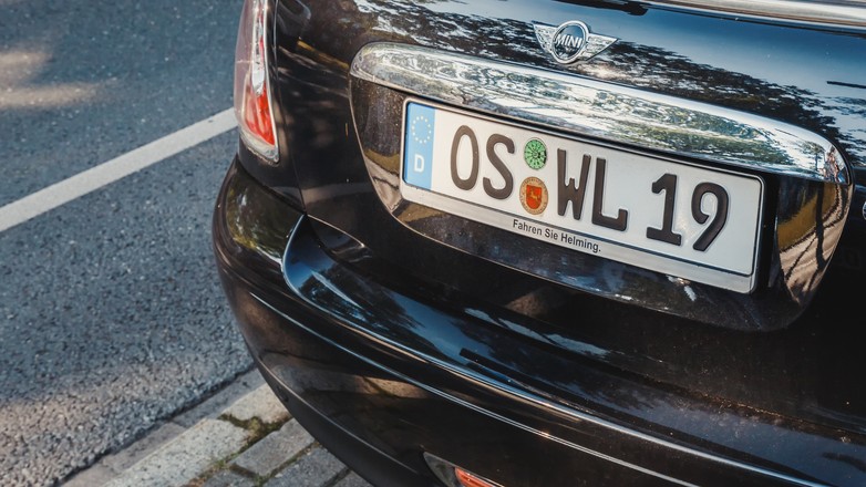 Samochody w Niemczech mają charakterystyczne liternictwo na tablicach rejestracyjnych. Czcionka ta nazywa się fachowo Fälschungserschwerende Schrift.