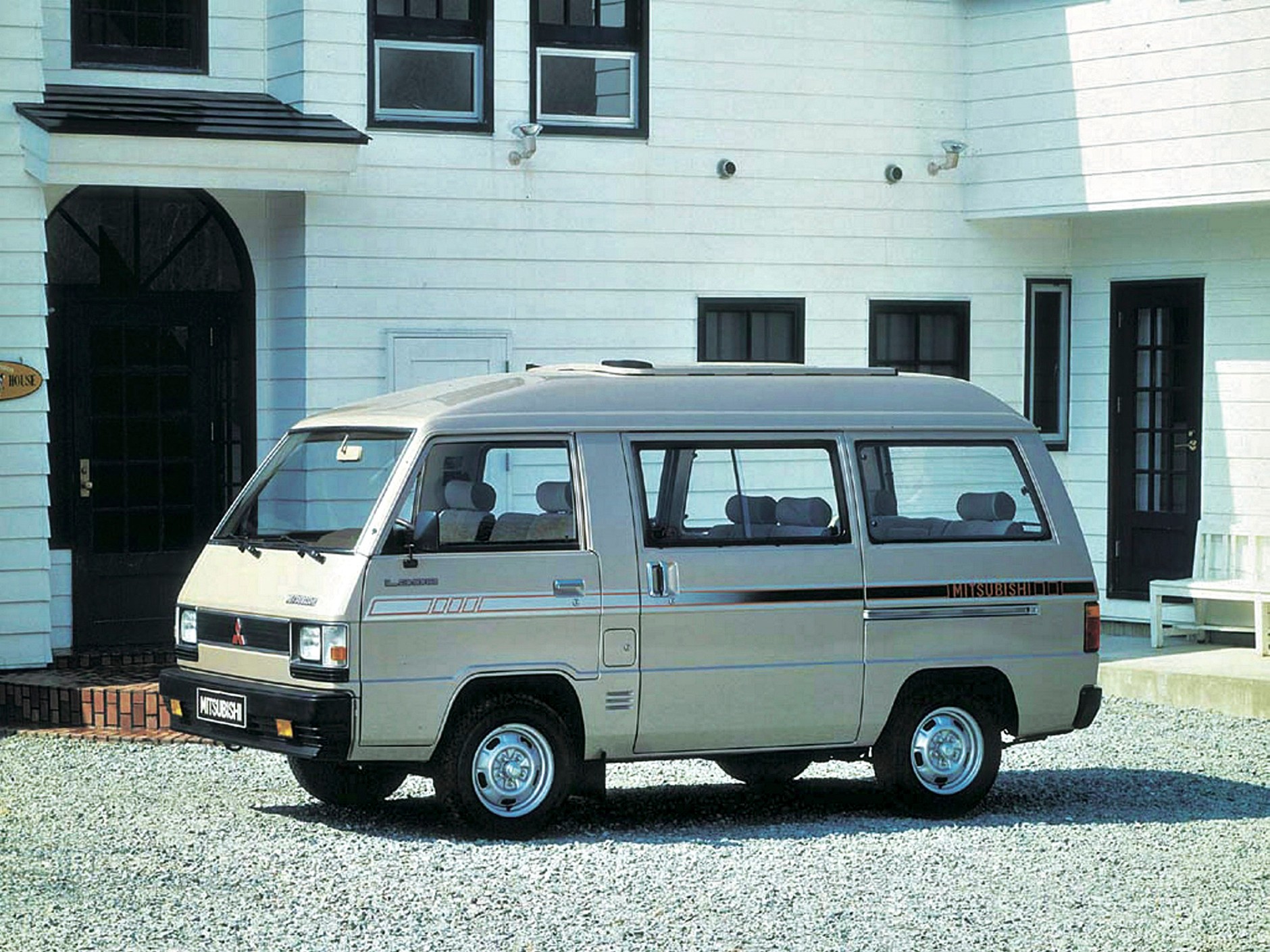 Mitsubishi L300