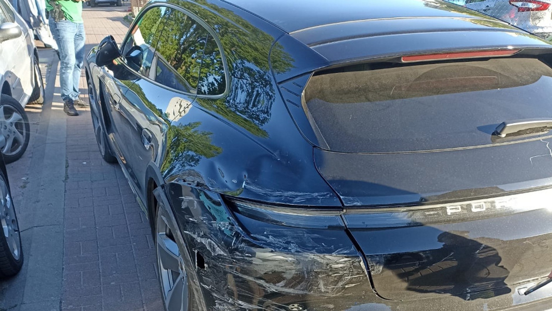 Uszkodzone Porsche Taycan