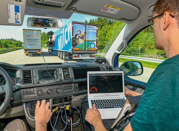 Koniec przekrętów z AdBlue? Teraz policja może sprawdzić spaliny jadącego auta!