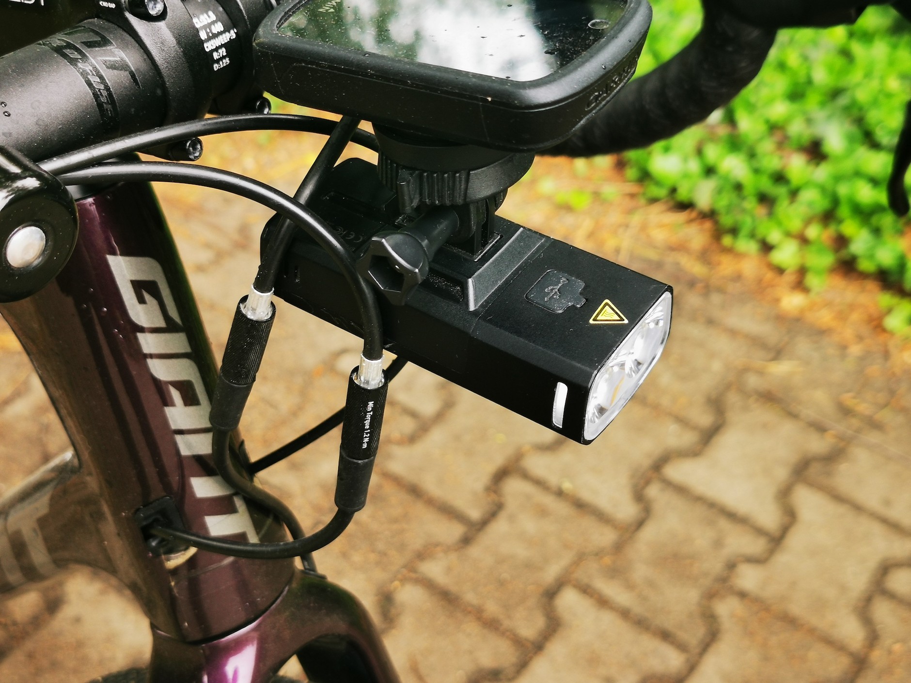 Uniwersalne mocowanie "gopro" pozwala zawiesić w tym samym miejscu zarówno małą, jak i dożą lampę. Ta duża (na zdjęciu Giant Recon 1800) daje tyle światła, że w nocy na drodze publicznej należy korzystać z niej z największą ostrożnością