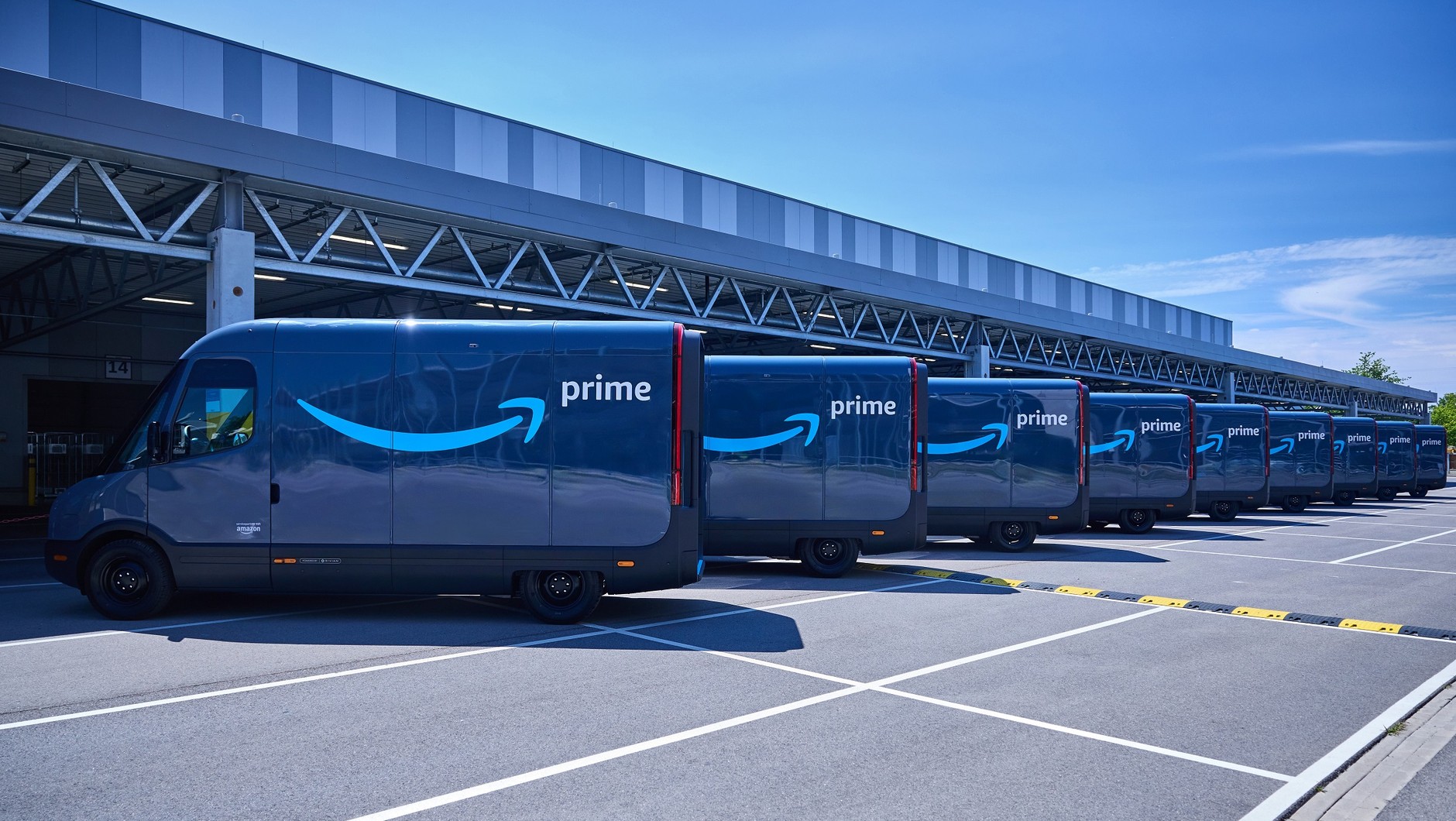 Rivian dostarczy Amazonowi łącznie 100 tys. e-vanów