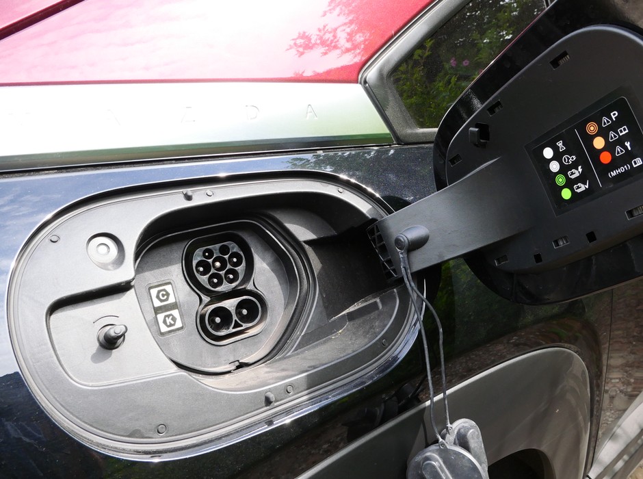 Gniazdo CCS pozwalające na szybkie, jak na hybrydę plug-in ładowanie, to jedna z zalet tego modelu