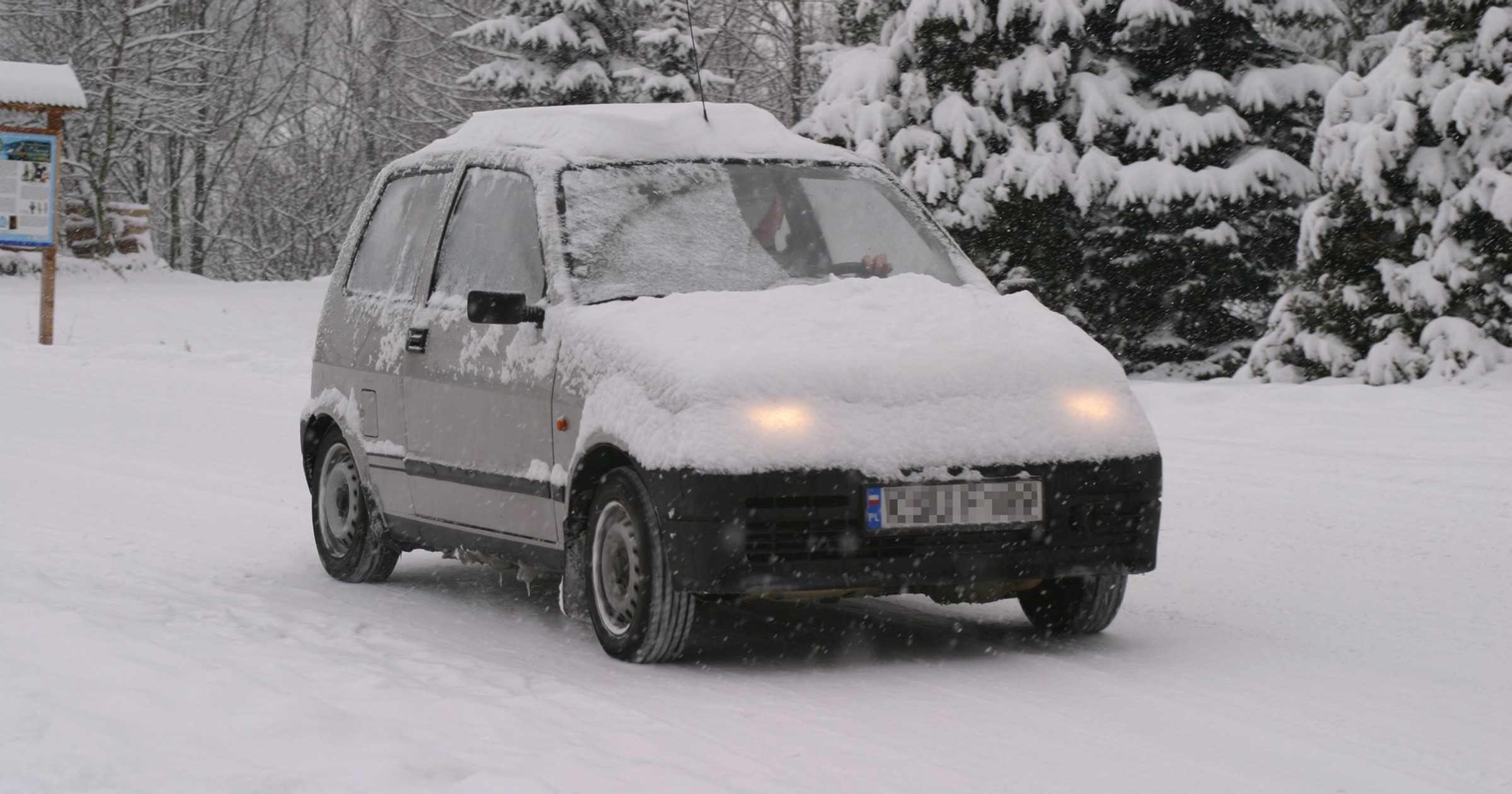 Nie bądź bałwanem! Odśnieżaj auto
