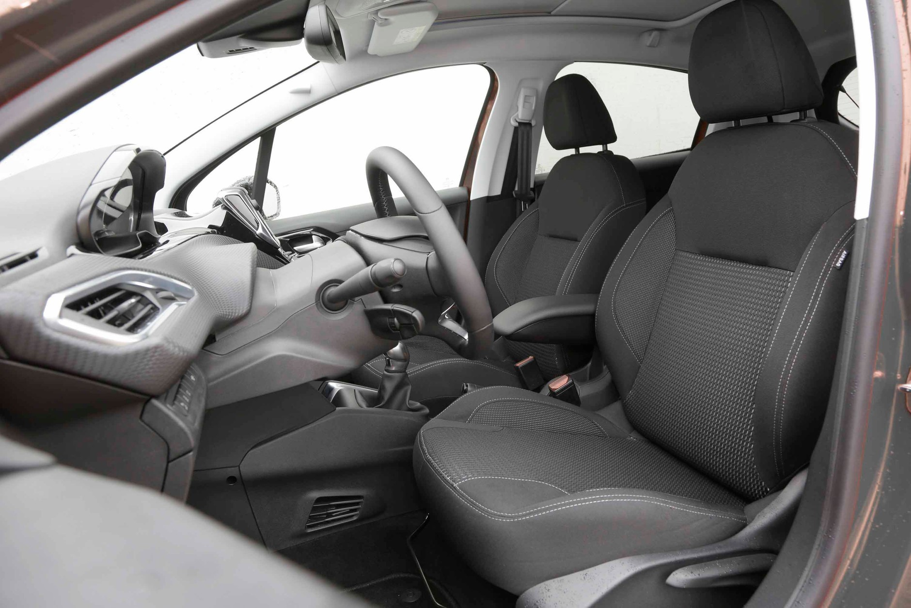 Citroen C3 kontra Peugeot 208 i Renault Clio