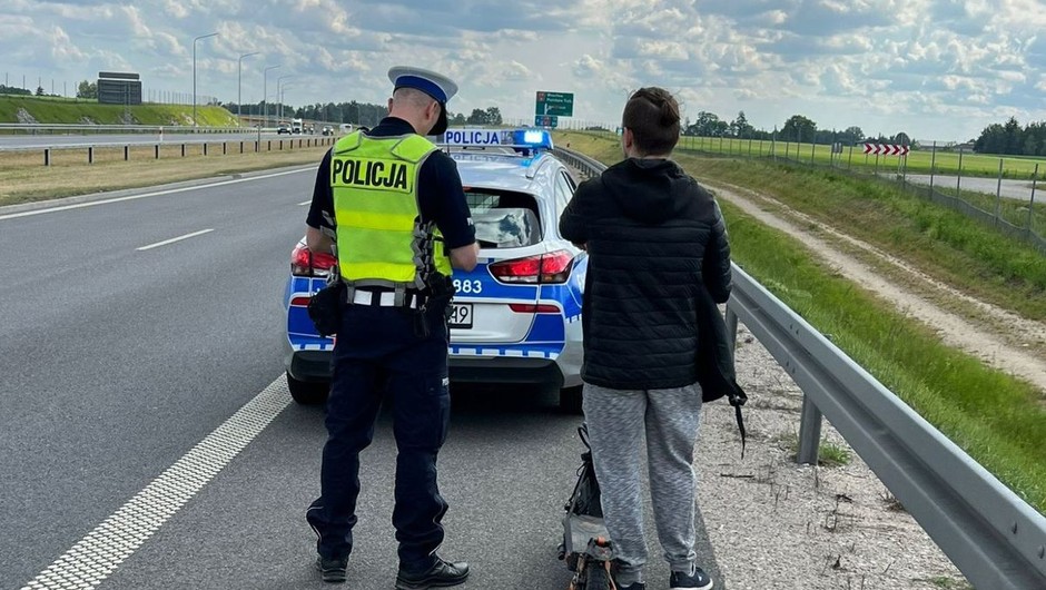 Policjanci zatrzymali na drodze ekspresowej młodego człowieka na hulajnodze