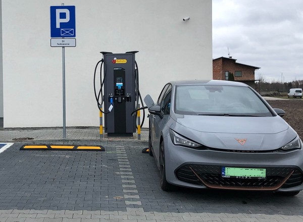 Budują ładowarki w miejscach, gdzie jeszcze nie ma elektryków