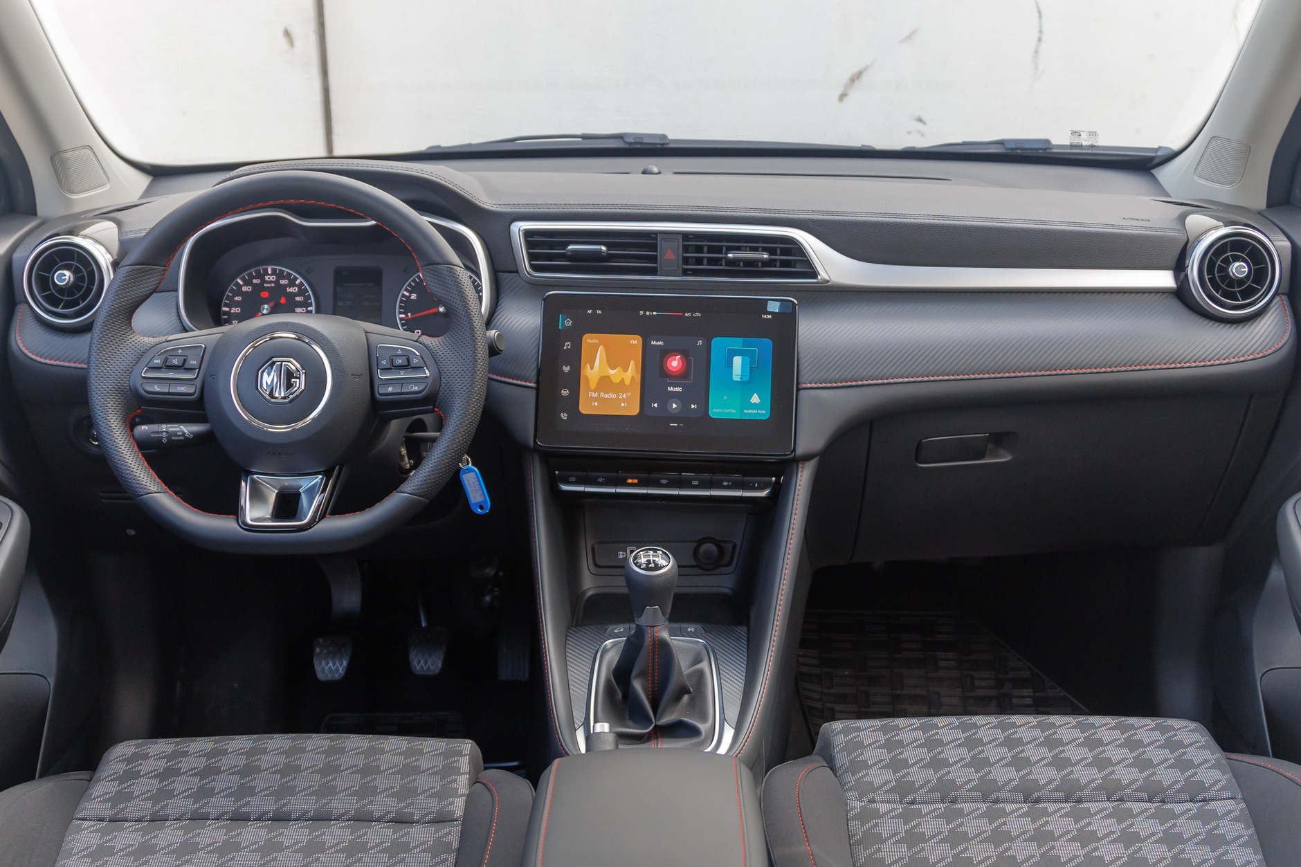 Dacia Duster kontra MG ZS. Porównanie dwóch budżetowych samochodów