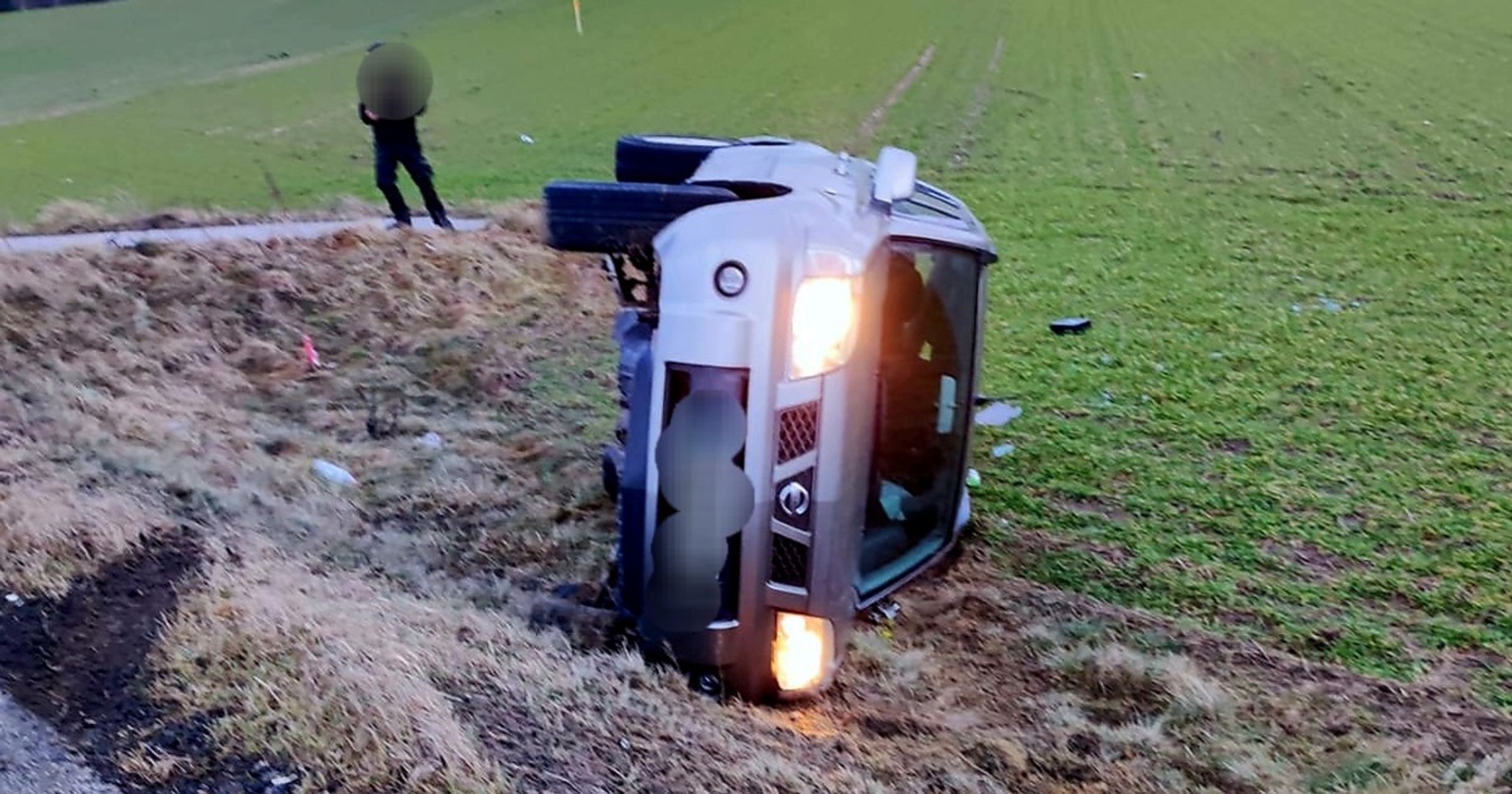 Zderzyli się tam, gdzie protestowali rolnicy. Nissan wylądował na boku