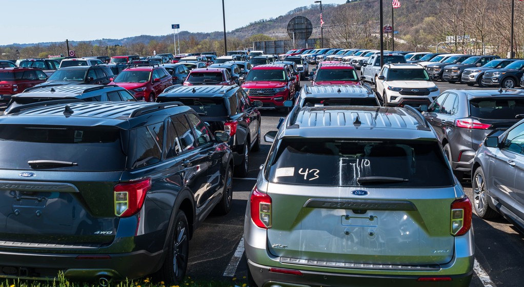 Import aut z USA to lukratywny biznes – mimo wysokich kosztów sprowadzenia, ceny pozostają atrakcyje. Wkrótce może się to zmienić – niektóre modele mogą podrożeć, inne nie trafią di europy wcale.