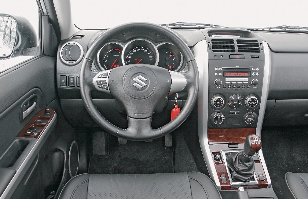 W kabinie brylują twarde plastiki, które dość skutecznie opierają się czasowi. Niezłe wyposażenie wielu aut