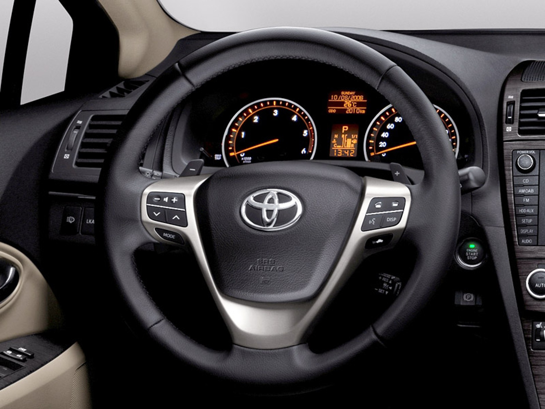 Paryż 2008: Toyota Avensis - nowe zdjęcia sedana i kombi