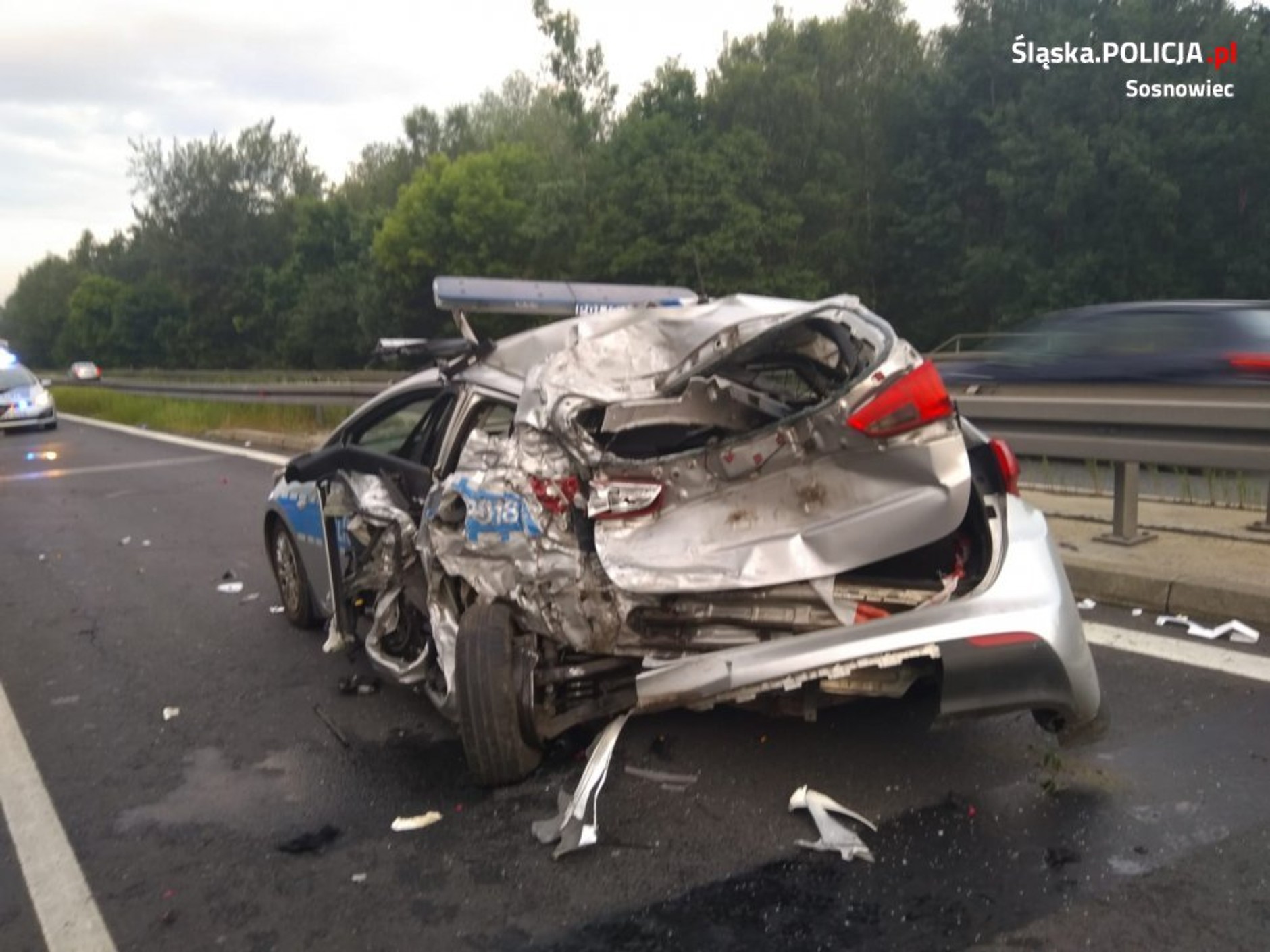 Policyjny radiowóz staranowany przez cysternę