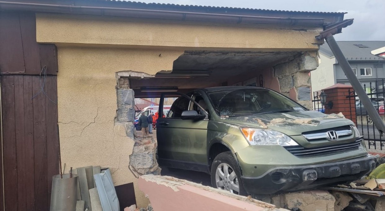 SUV potrącił seniorów i przebił ścianę garażu. Nie żyje 84-latek