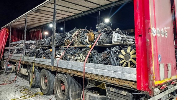 Strażnicy dokładnie sprawdzili ładunek ciężarówki. Nie wszystkie części były legalne