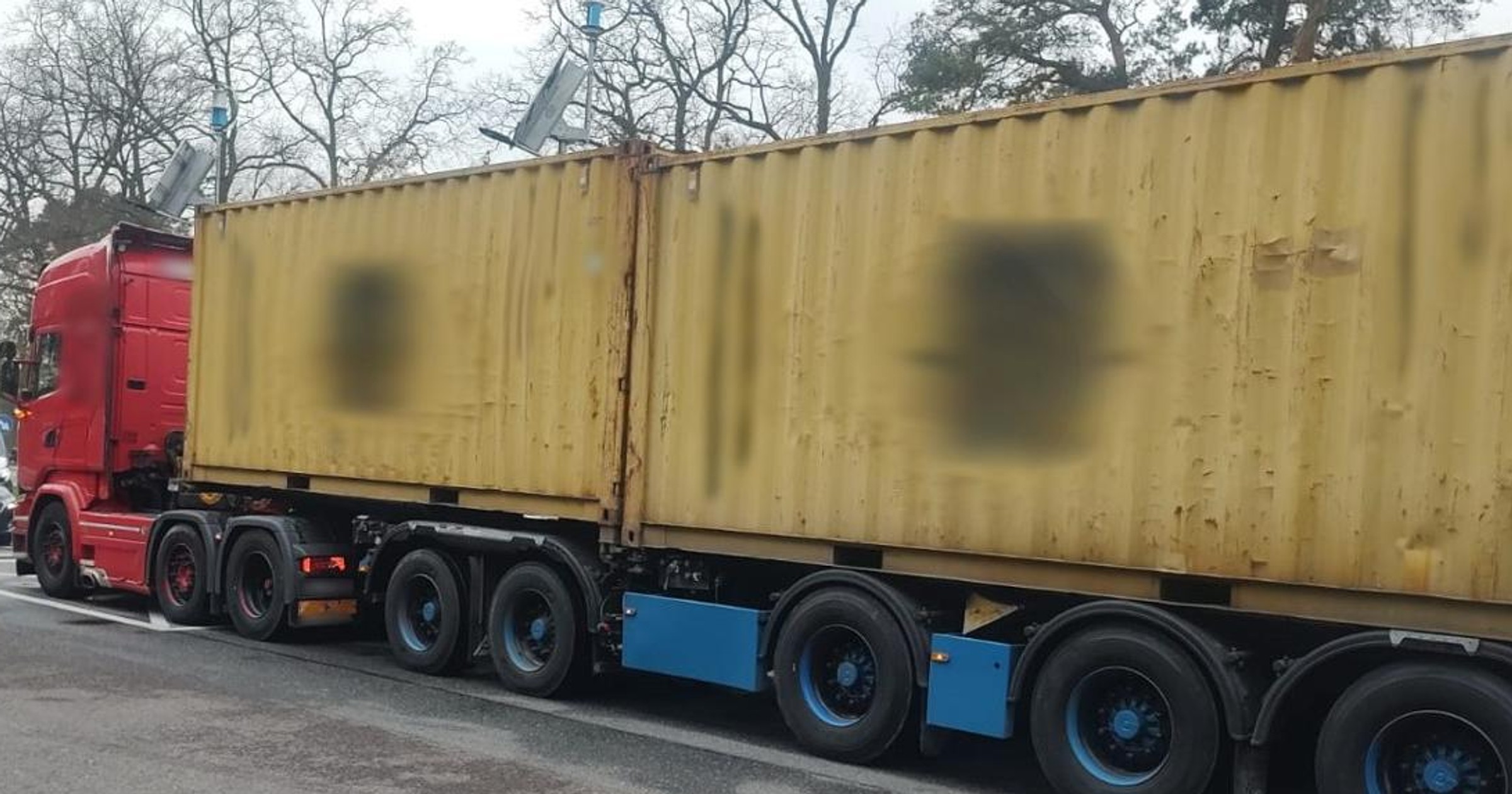 Zrobił z zestawu ciężarowego tzw. "stonogę"