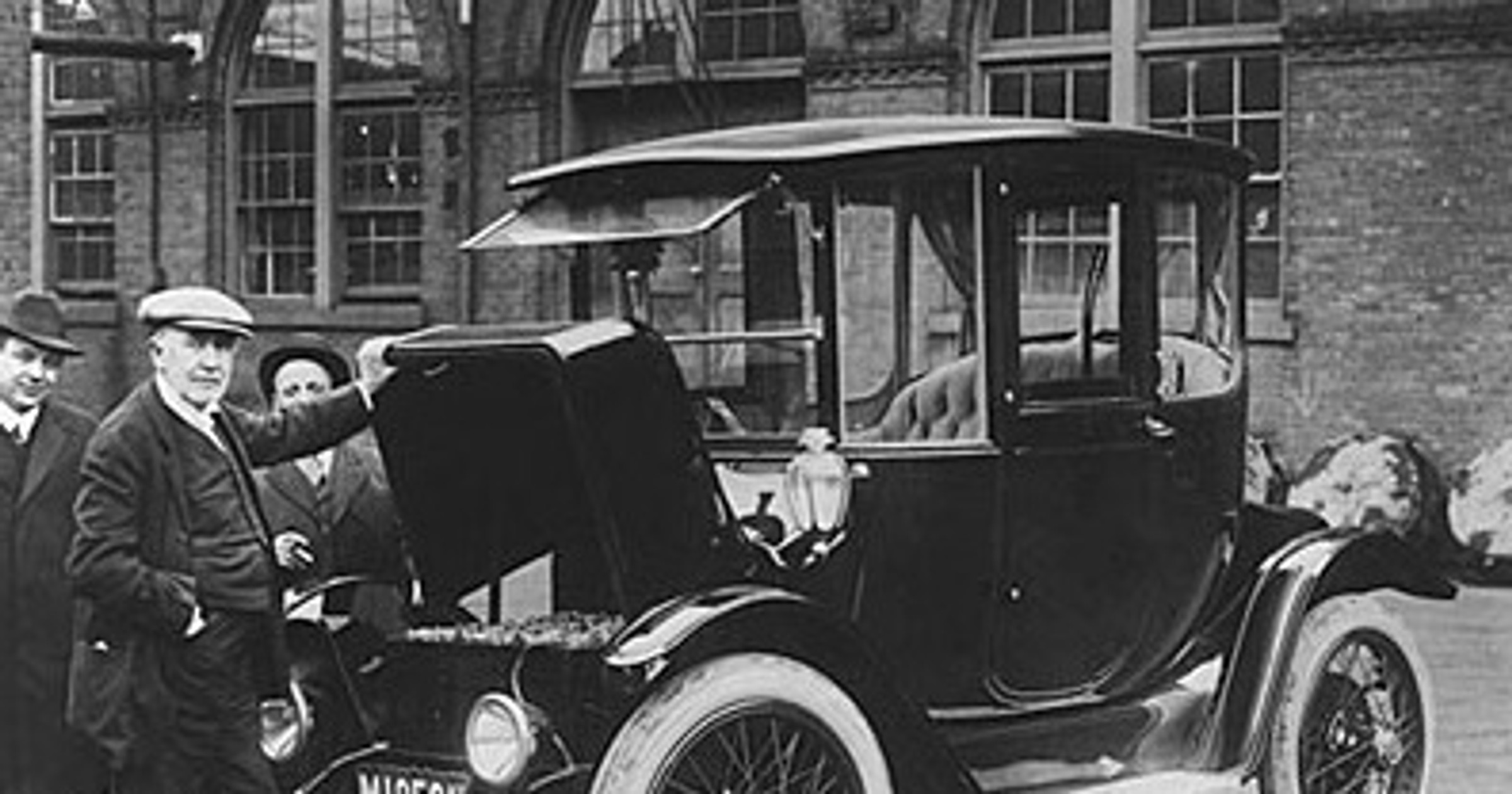 Thomas Edison przy elektrycznym aucie 1913 r.