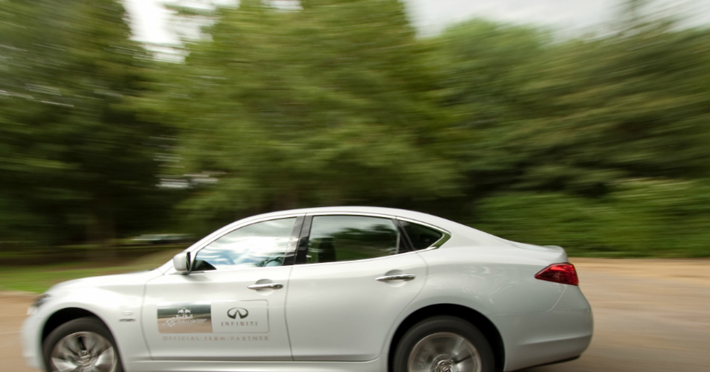 Infiniti M35h GT: szybki, ekonomiczny i luksusowy